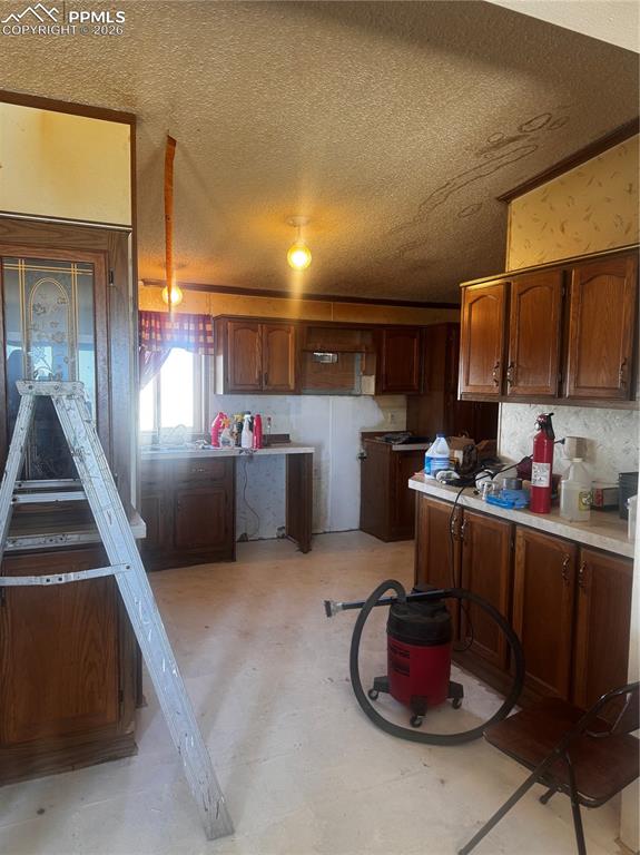 Image 3 of 9: Kitchen