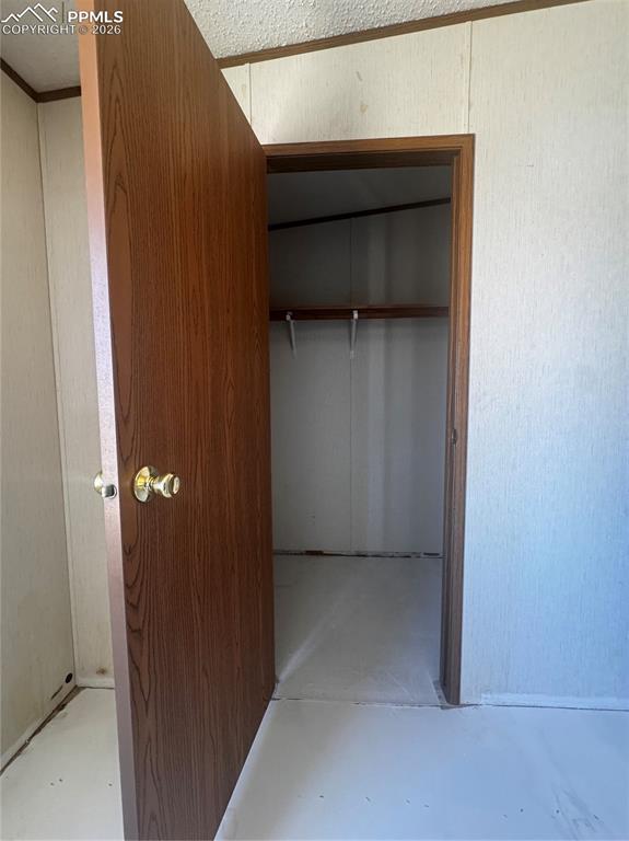 Image 5 of 9: Closet