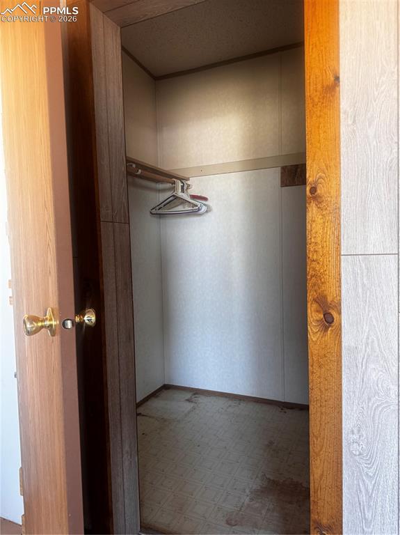 Image 8 of 9: Closet