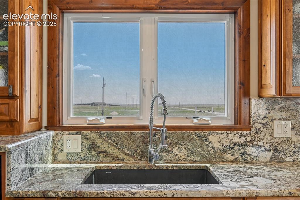 Image 14 of 36: Beautiful slab granite countertops and backsplashes.
