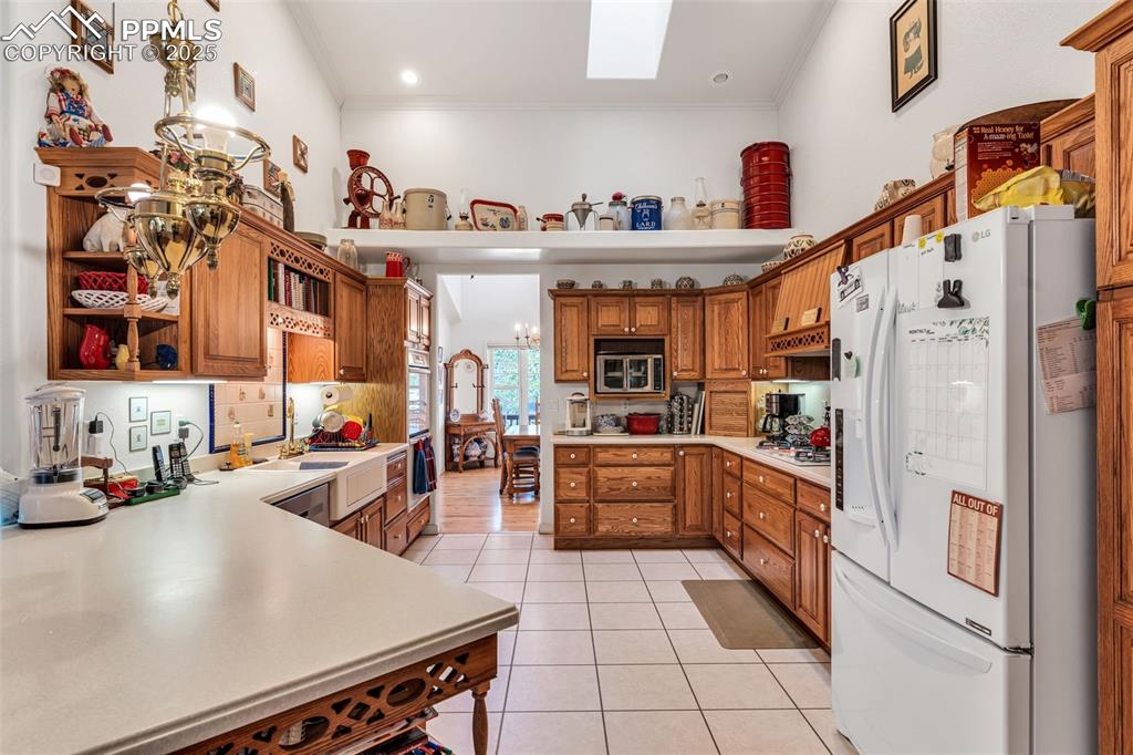 Image 15 of 43: Kitchen