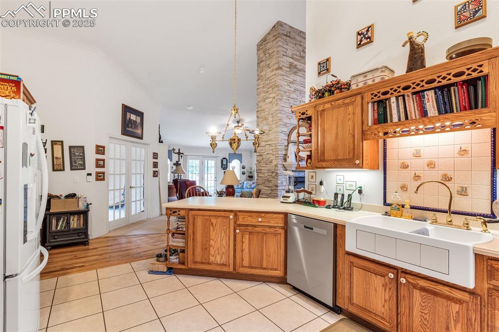 Image 17 of 43: Kitchen