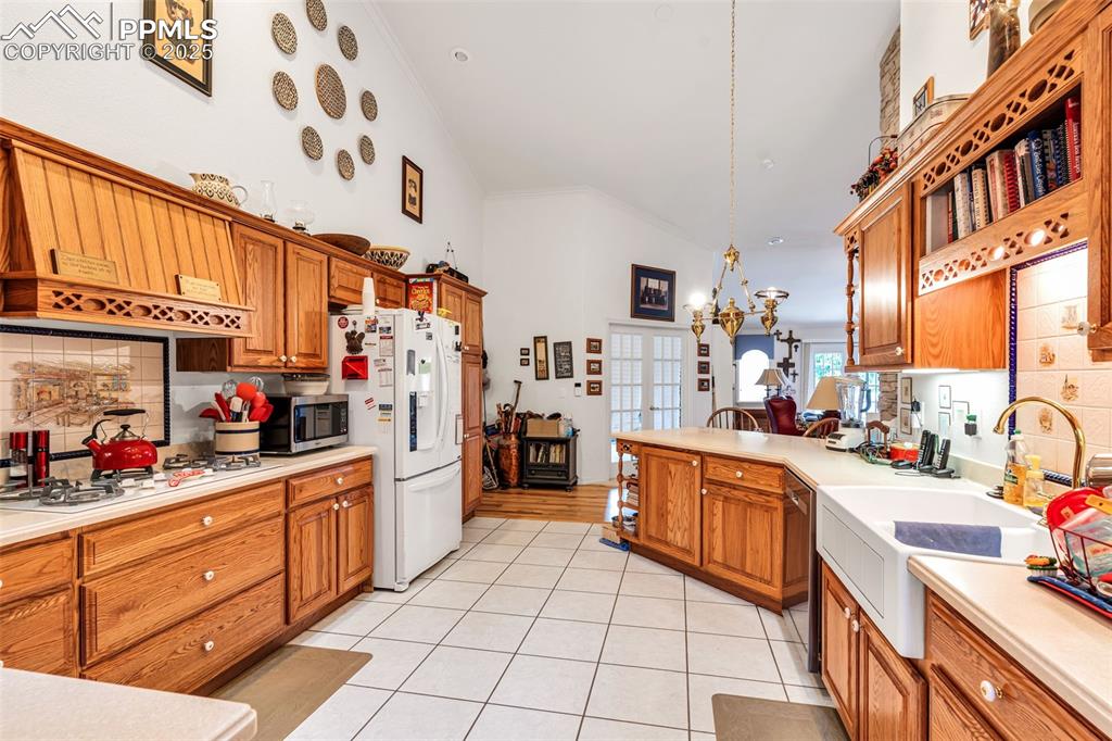 Image 18 of 43: Kitchen