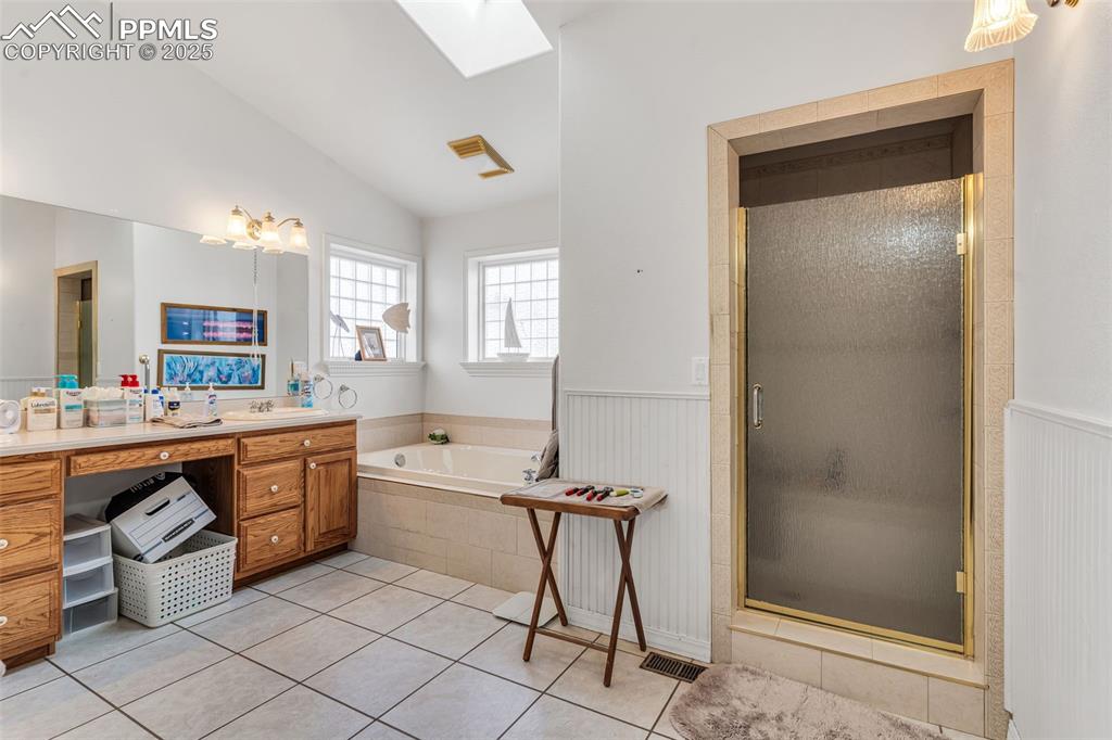 Image 23 of 43: Bathroom