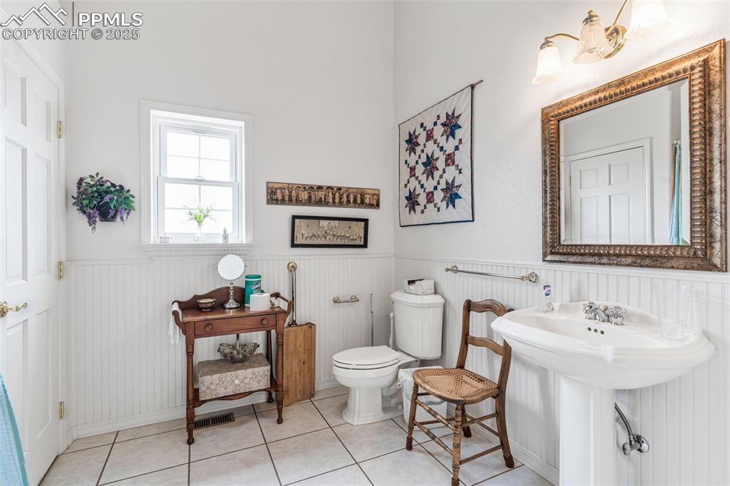 Image 26 of 43: Bathroom