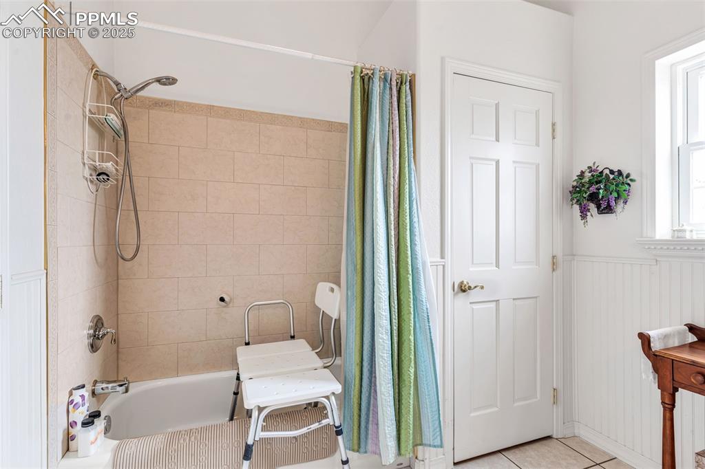 Image 27 of 43: Bathroom