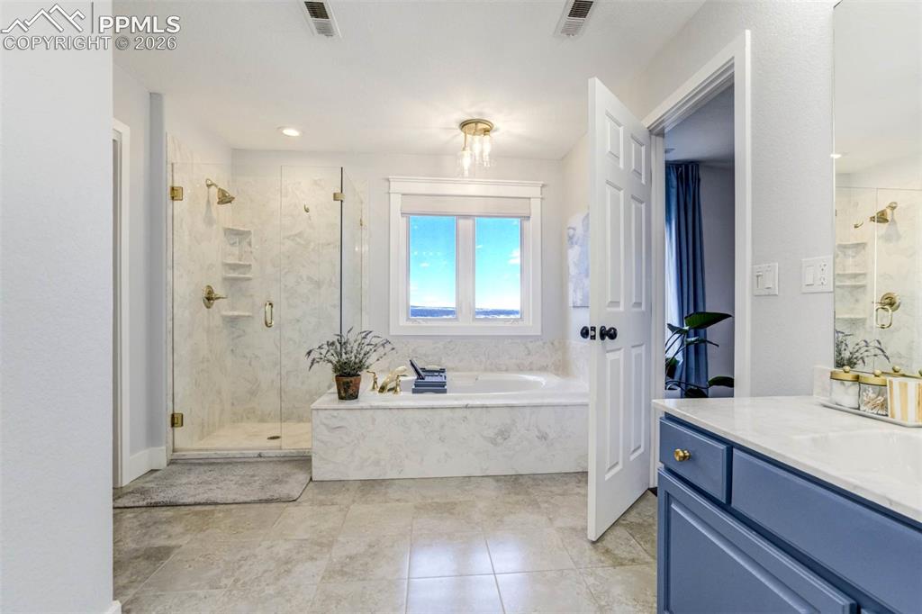 Image 14 of 45: Bathroom