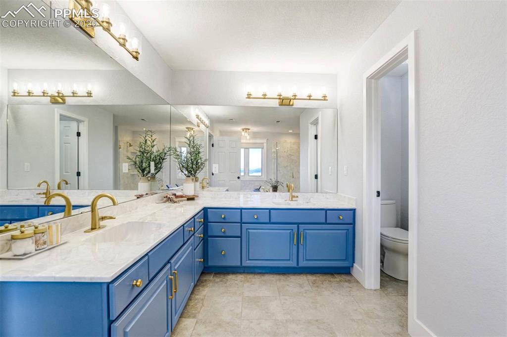 Image 15 of 45: Bathroom