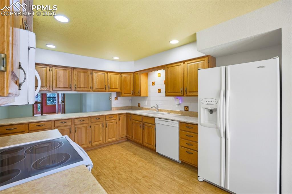 Image 10 of 30: Kitchen