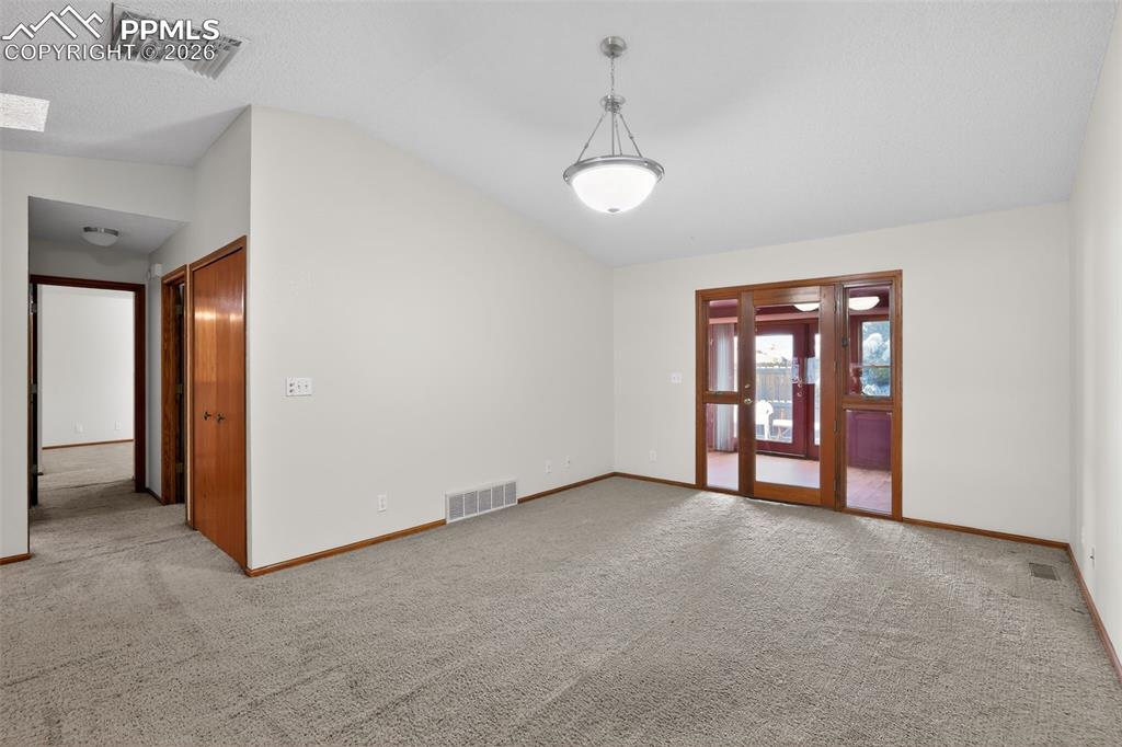 Image 15 of 30: Living Area