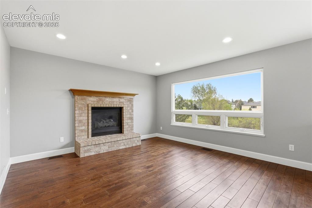 Image 29 of 50: Great room with gas fireplace