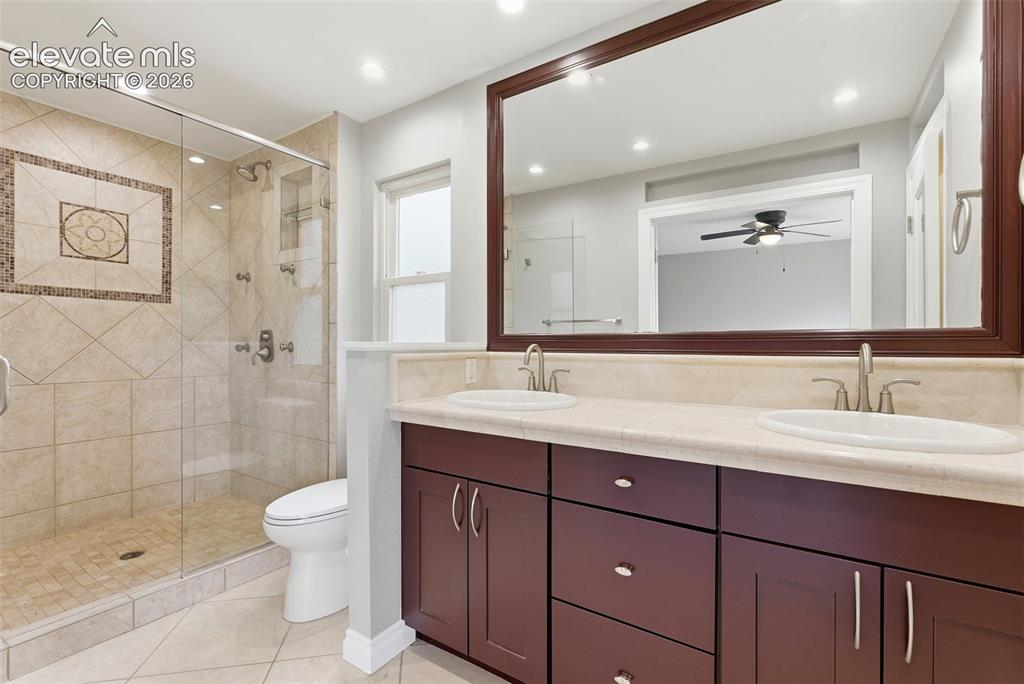 Image 35 of 50: Dual vanities and custom tile work