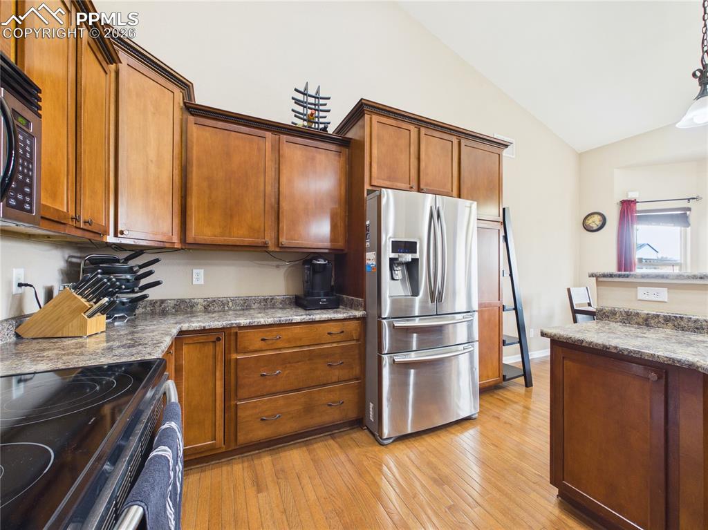 Image 14 of 48: Kitchen