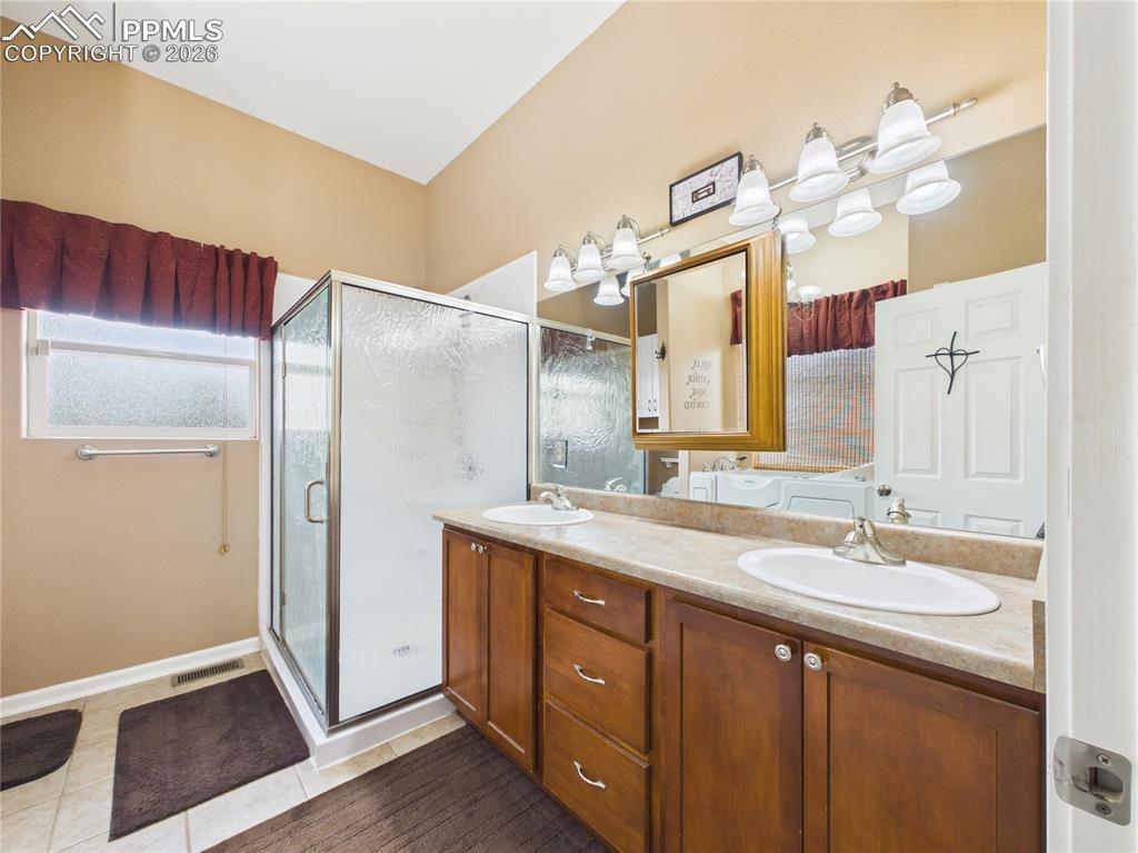 Image 17 of 48: Bathroom