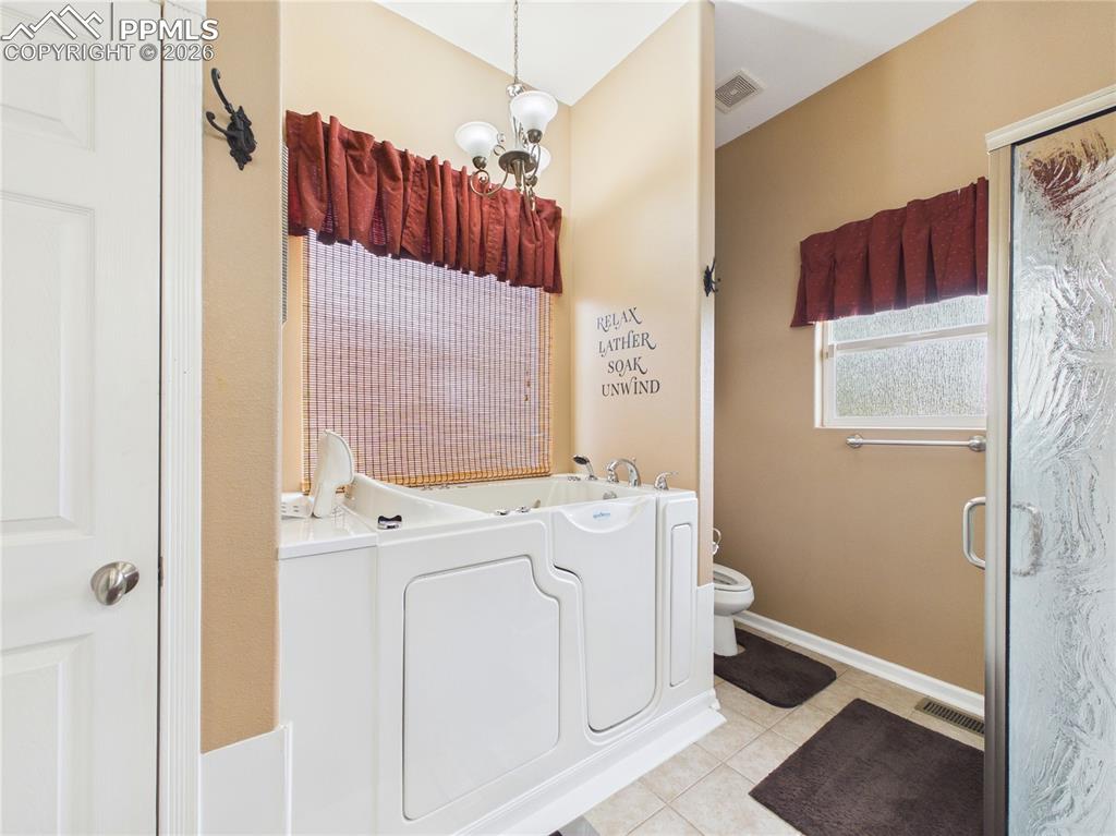 Image 18 of 48: Bathroom