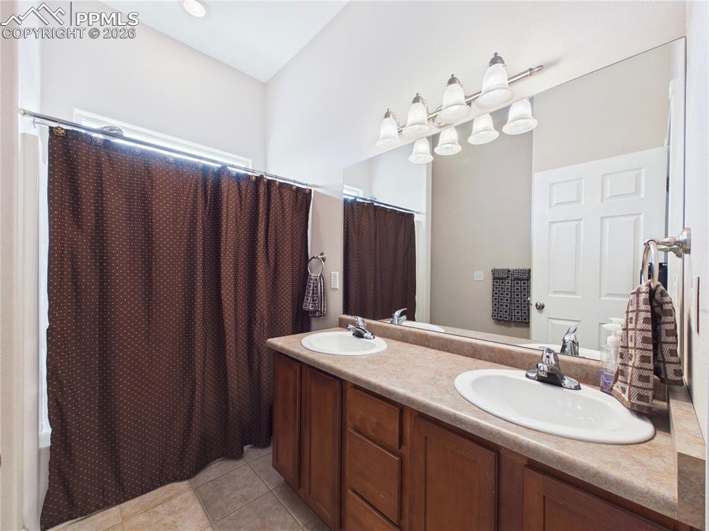 Image 22 of 48: Bathroom