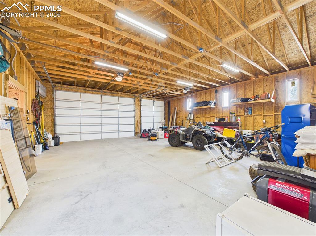 Image 34 of 48: Garage