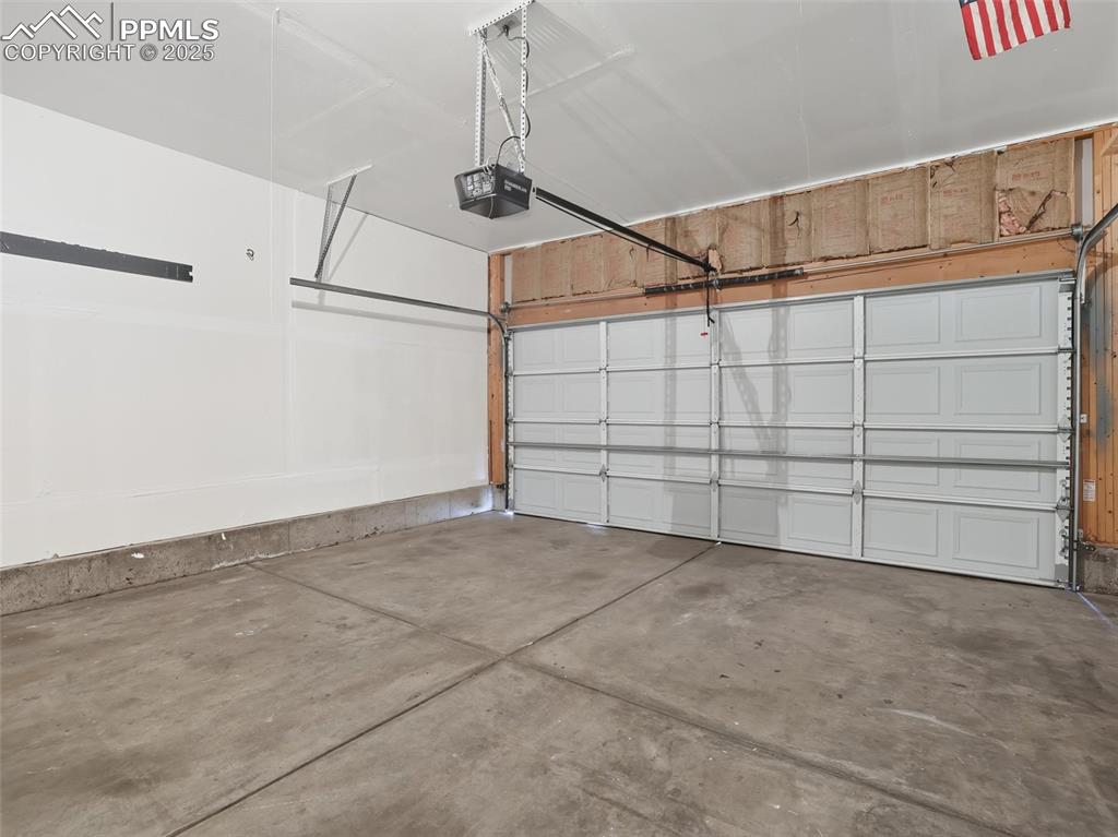 Image 28 of 41: Garage