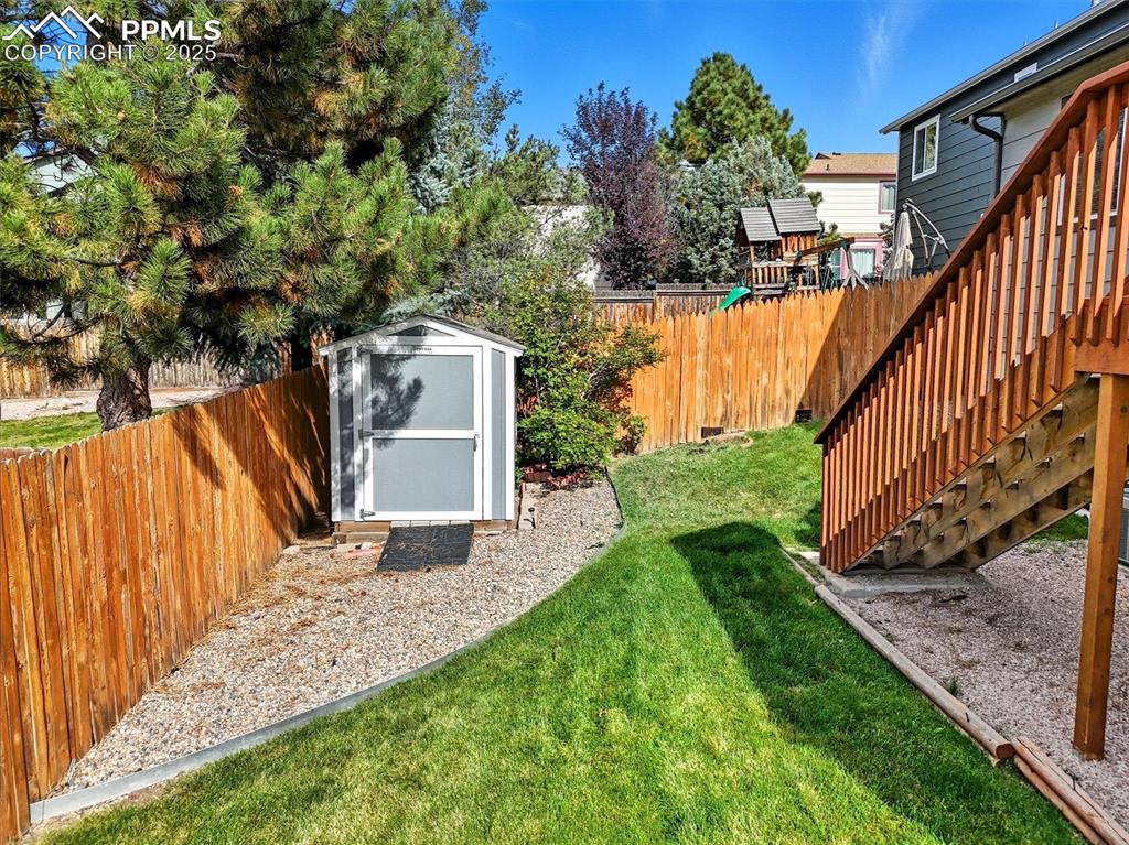 Image 30 of 41: Yard