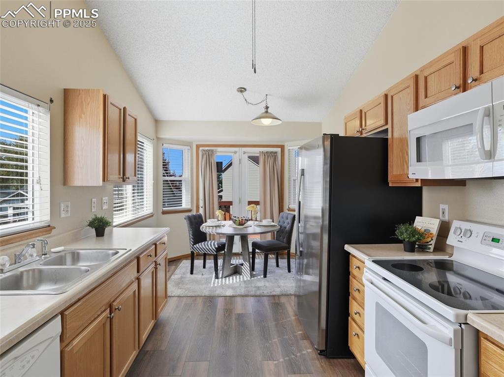 Image 5 of 41: Kitchen