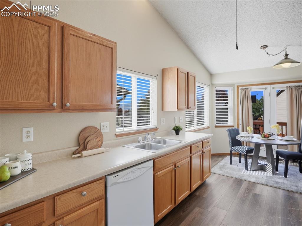 Image 6 of 41: Kitchen