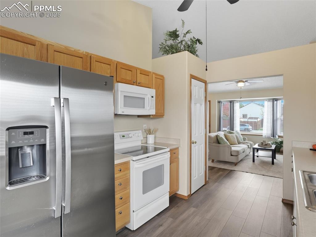 Image 7 of 41: Kitchen