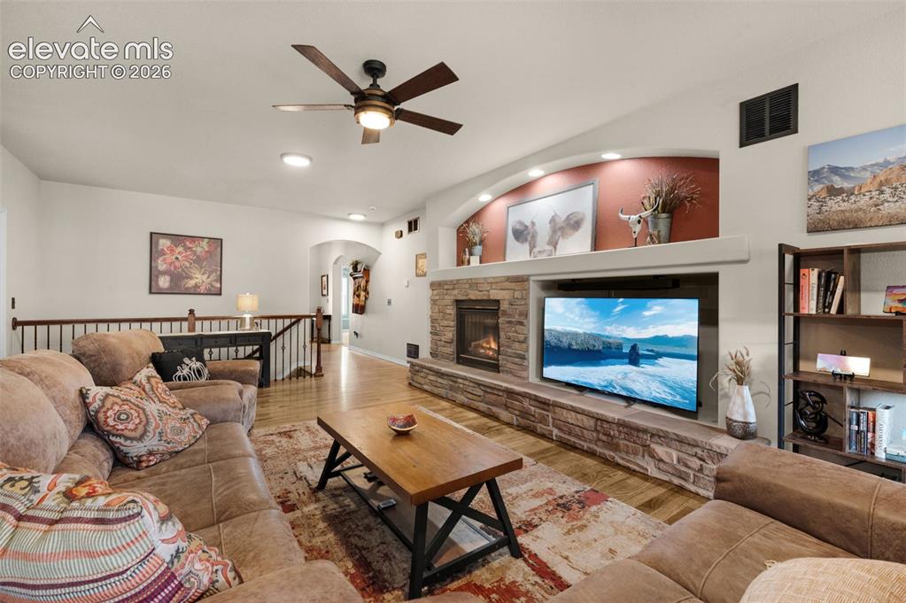 Image 10 of 50: Warm And Cozy Living Room
