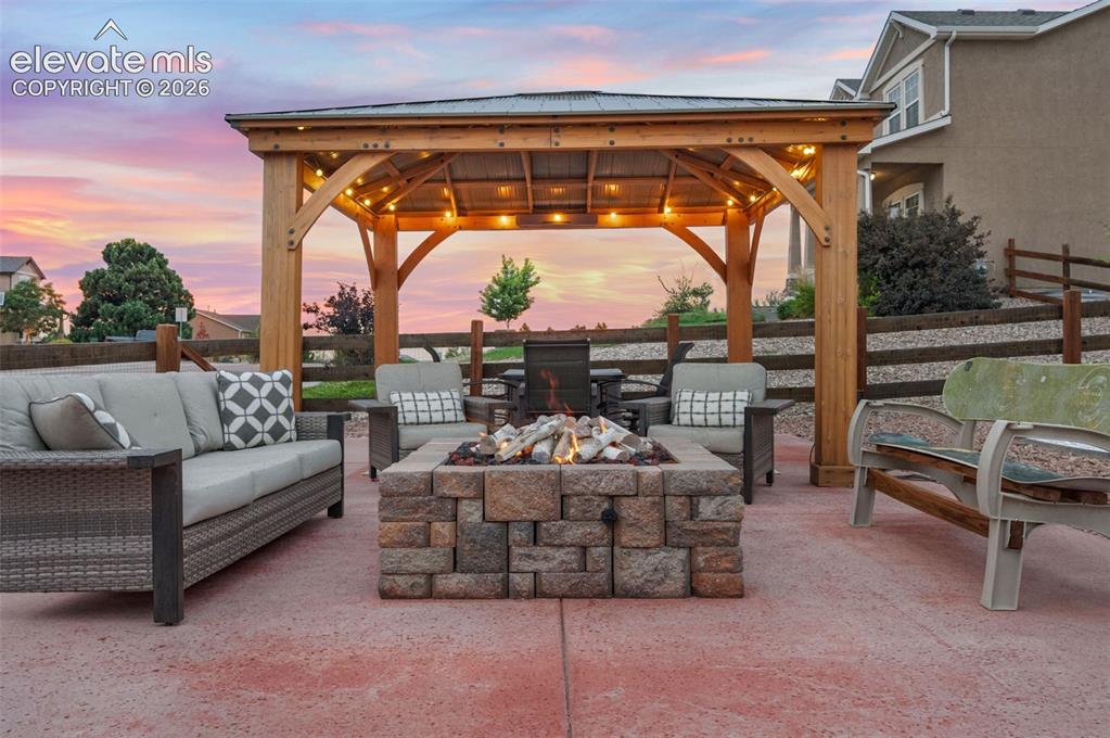 Image 42 of 50: Outdoor Entertaining