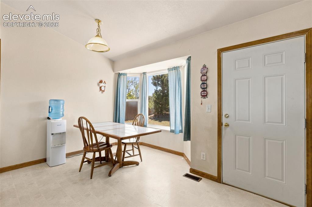 Image 8 of 34: Dining area
