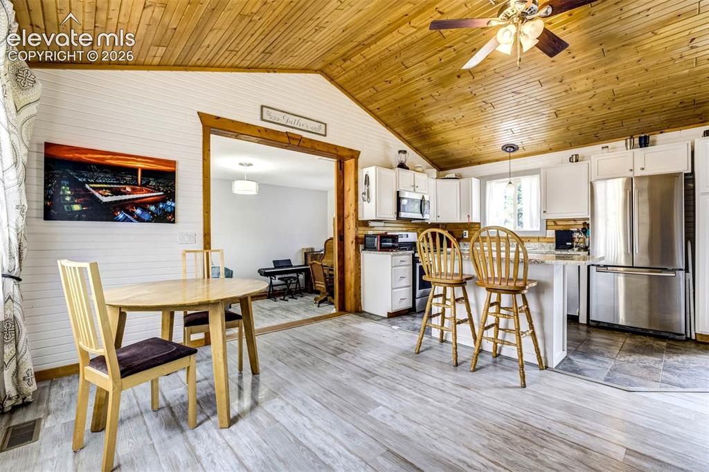 Image 12 of 41: Eat-in Kitchen