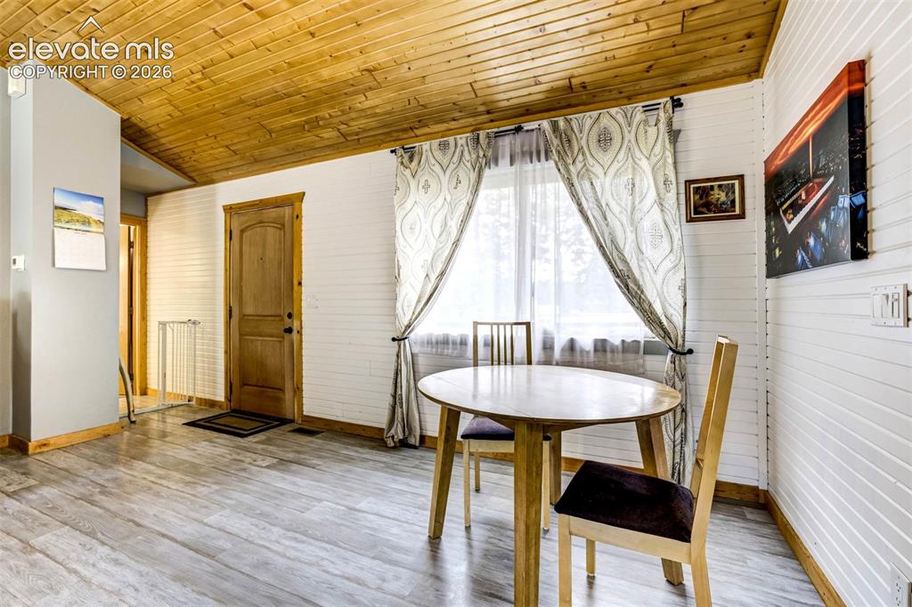 Image 14 of 41: Dining Area