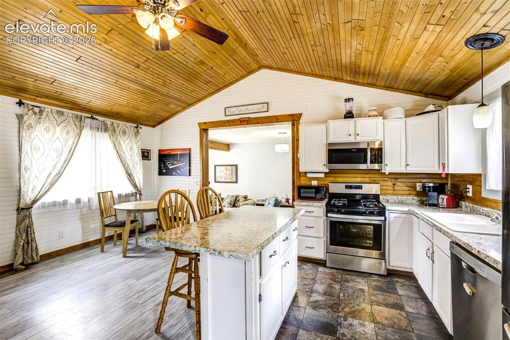 Image 16 of 41: Kitchen