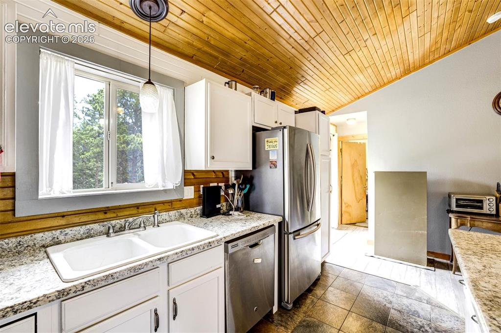 Image 17 of 41: Kitchen