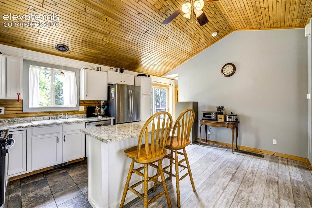 Image 18 of 41: Kitchen