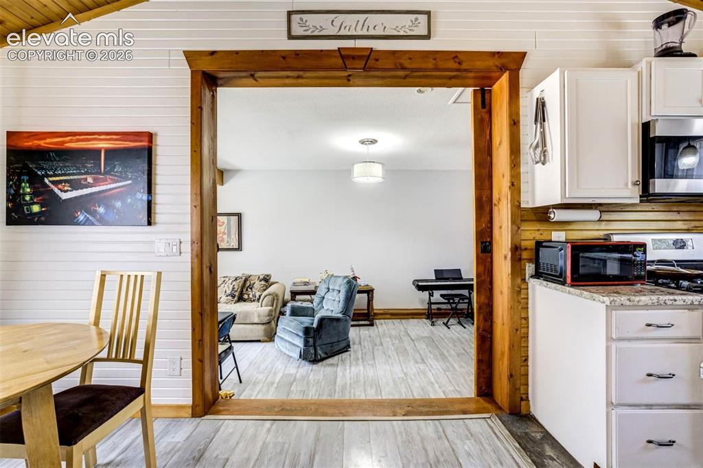 Image 19 of 41: Entrance from Kitchen to Family room