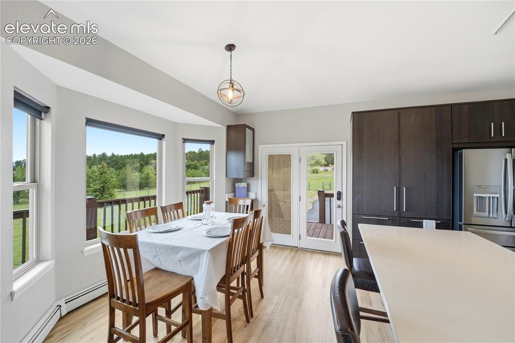 Image 10 of 50: Dining Area
