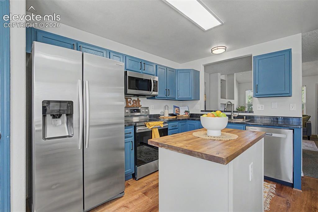 Image 13 of 48: Kitchen