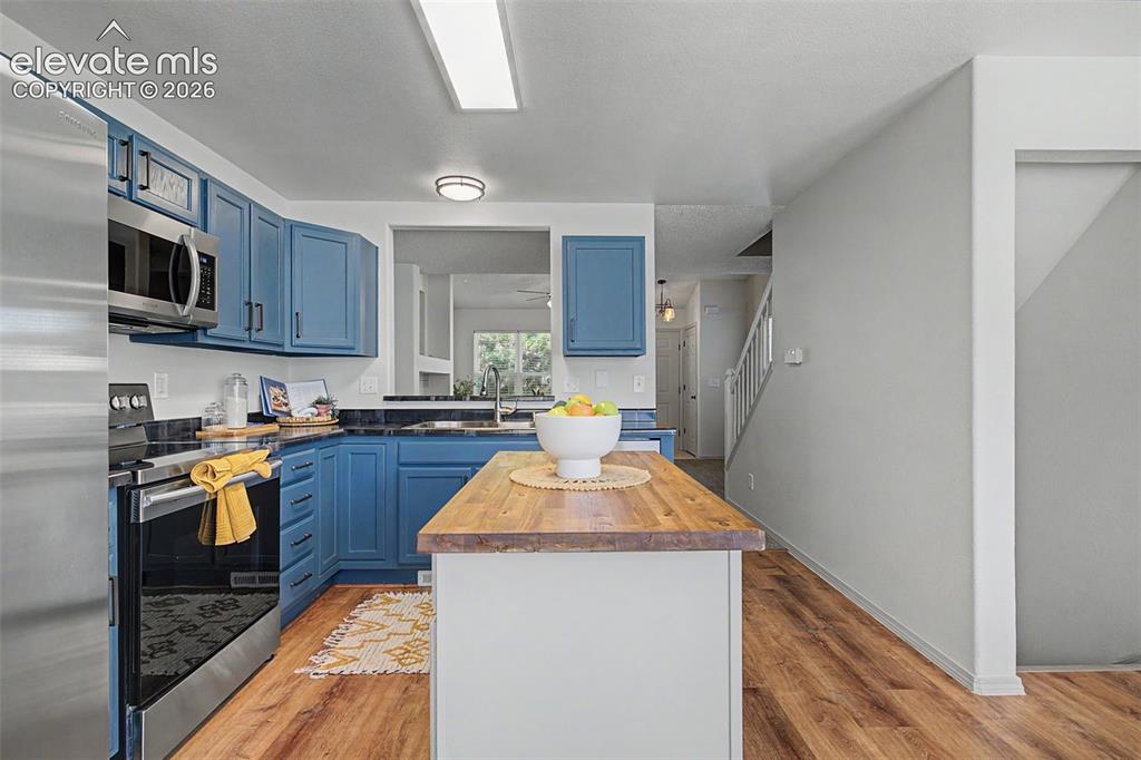 Image 14 of 48: Kitchen