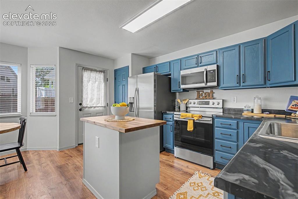 Image 15 of 48: Kitchen