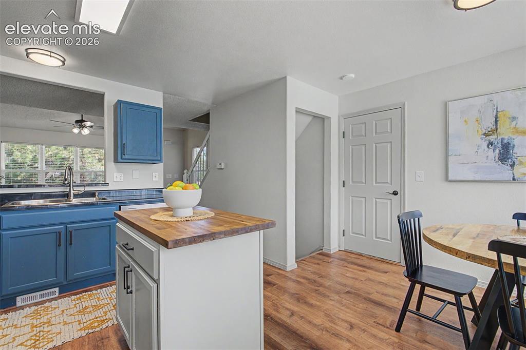 Image 18 of 48: Kitchen