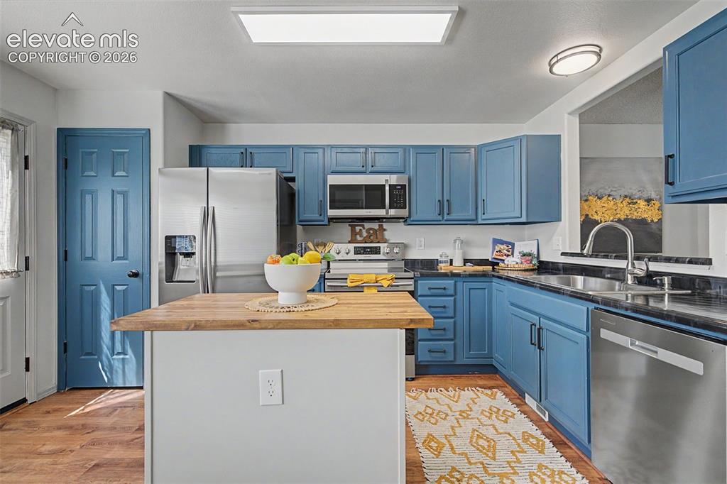 Image 19 of 48: Kitchen