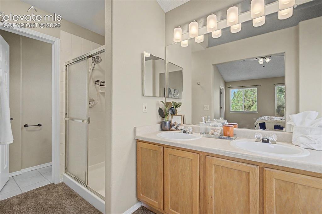Image 36 of 48: Bathroom
