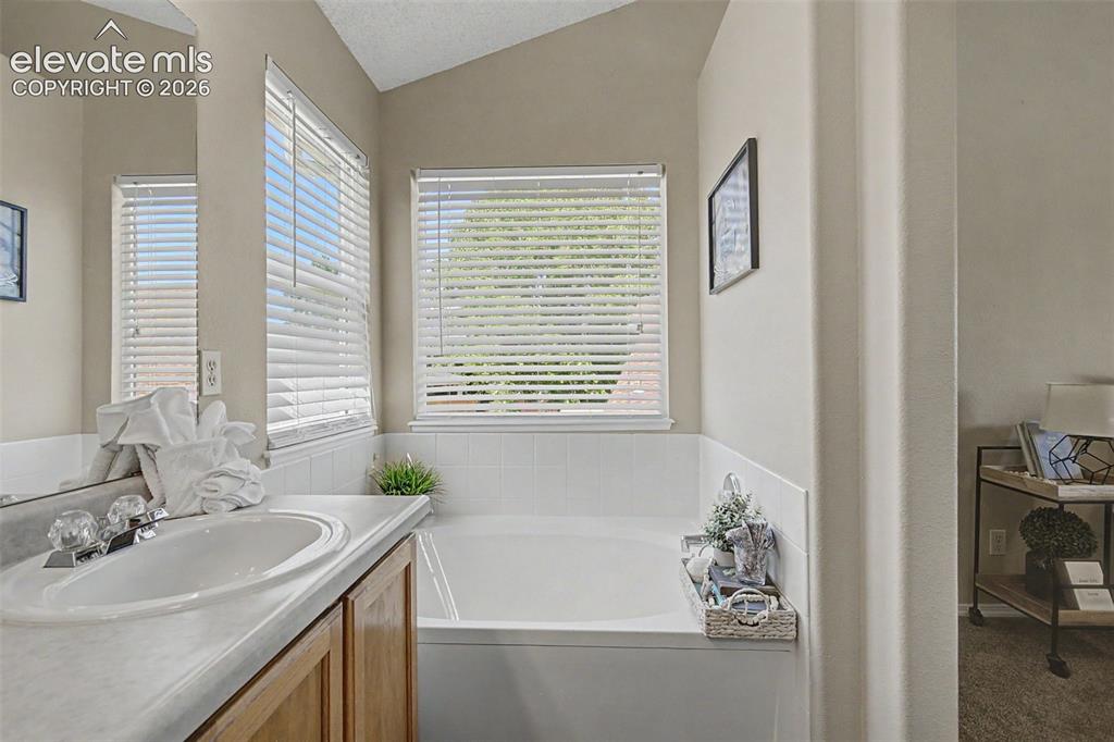 Image 37 of 48: Bathroom