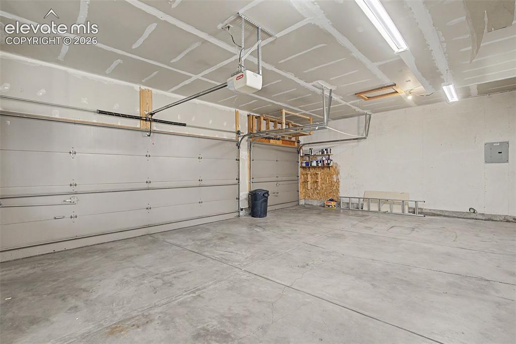 Image 44 of 48: Garage