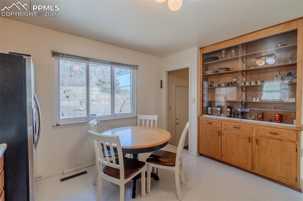 Image 14 of 34: Dining Area