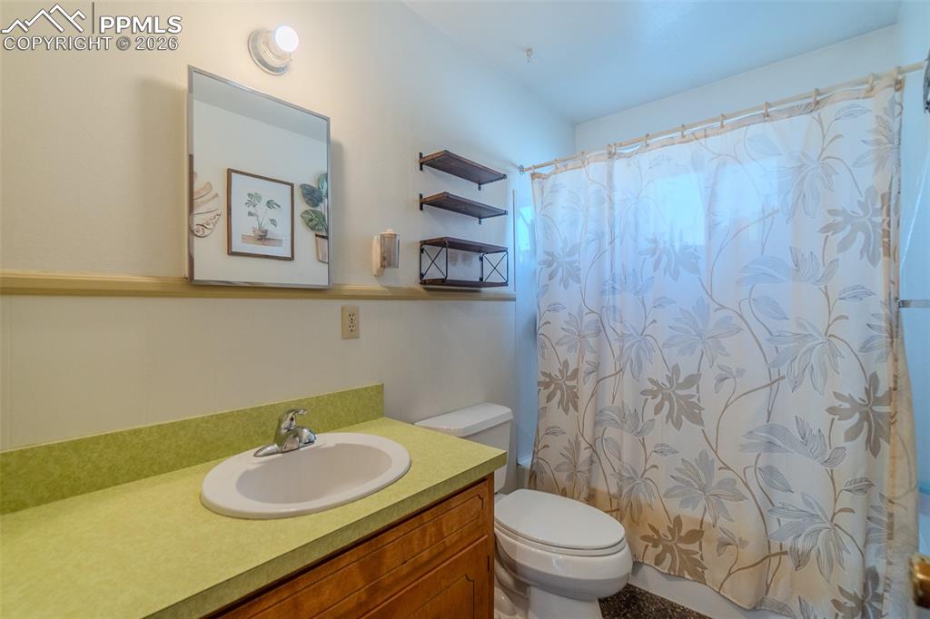 Image 17 of 34: Bathroom