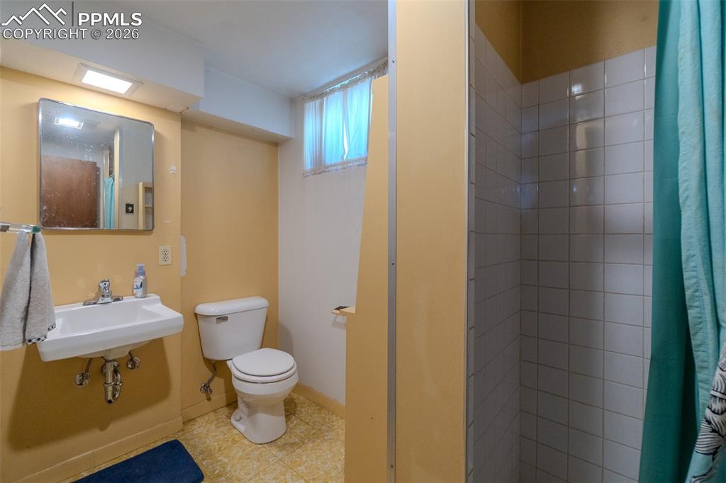 Image 24 of 34: Bathroom