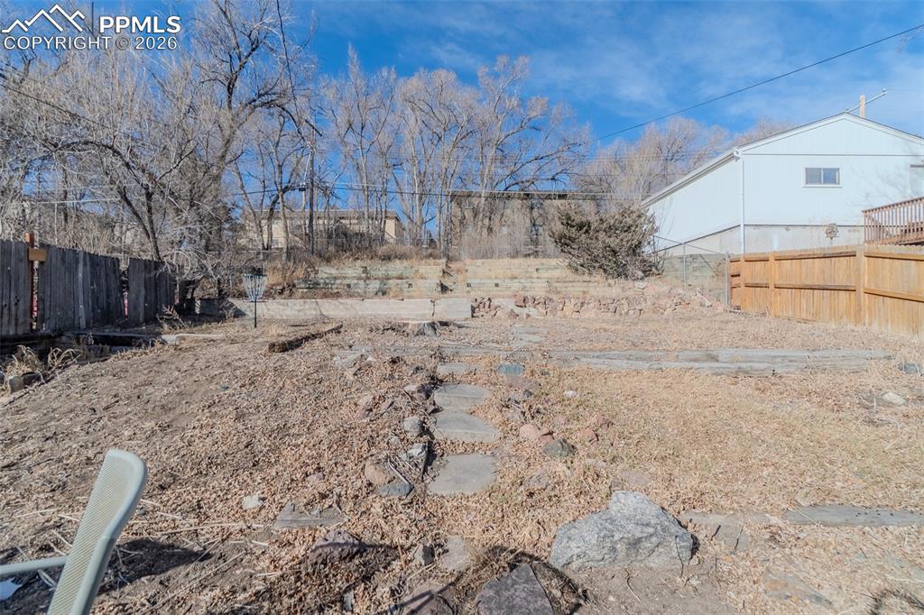 Image 30 of 34: Yard