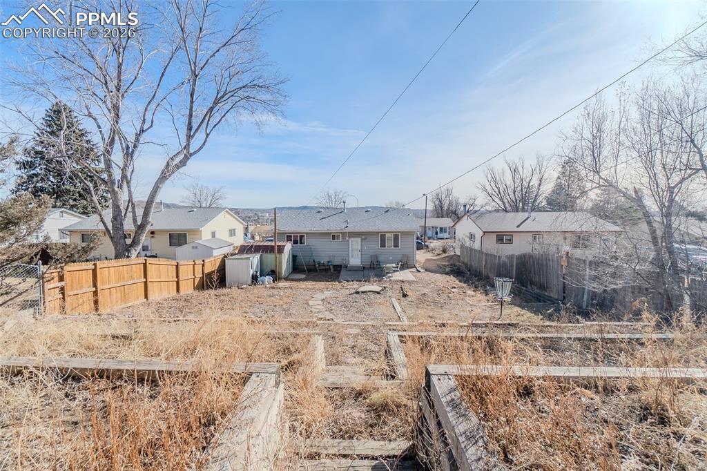 Image 31 of 34: Yard