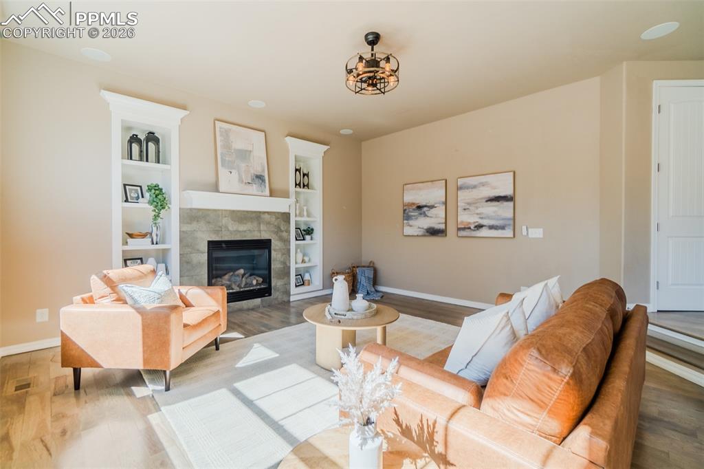 Image 14 of 50: Living Room